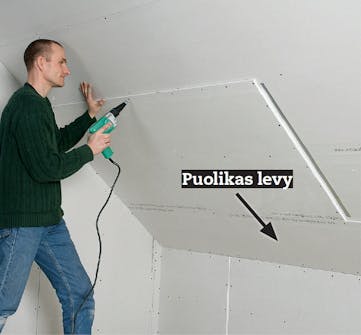 Käyttöullakko: Toisen kipsilevykerroksen asentaminen viistokattoon Käyttöullakko: Viiistokaton toinen kipsilevykerros aloitetaan alhaalta puolikkaalla levyllä